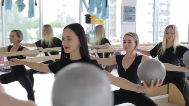 Skupina Lidí Dělá Pilates Tělocvičně Balancuje Míčích Zdviženýma Rukama Tonizuje — Stock video