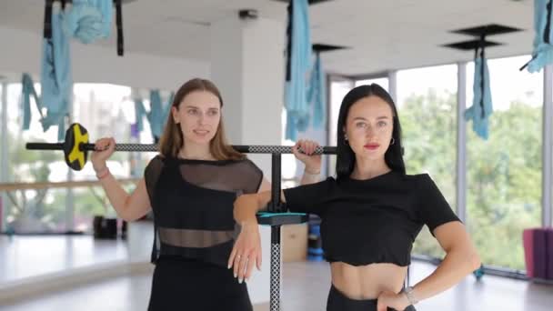 Potret Dua Atlet Wanita Kaukasia Yang Cocok Gym Konsep Latihan — Stok Video