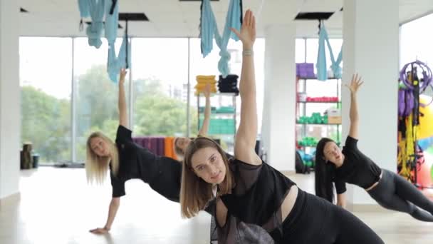 Grupo Chicas Atléticas Jóvenes Haciendo Ejercicios Yoga Que Extienden Posición — Vídeo de stock