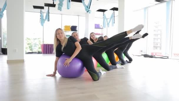 Grupo Meninas Treinando Ginásio Com Bolas Fitness Estilo Vida Esportivo — Vídeo de Stock