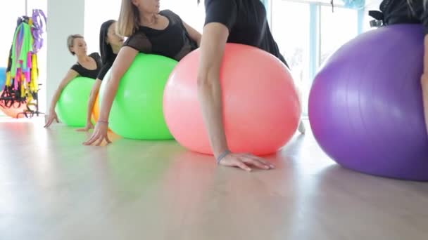 Активные Здоровые Женщины Делают Упражнения Фитнес Мячах Разнообразная Группа Друзей — стоковое видео