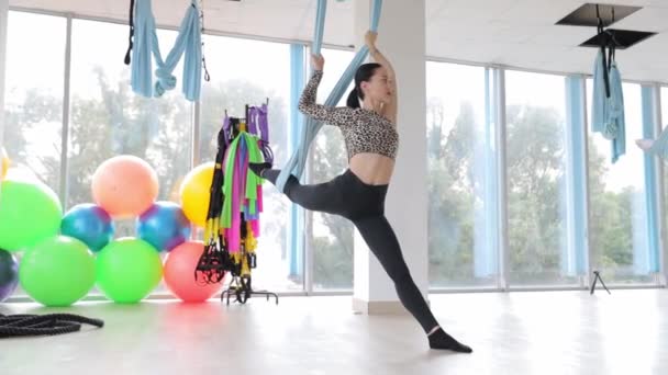 Güzel Bir Genç Kadın Spor Salonunda Yoga Esneme Egzersizi Yapıyor — Stok video