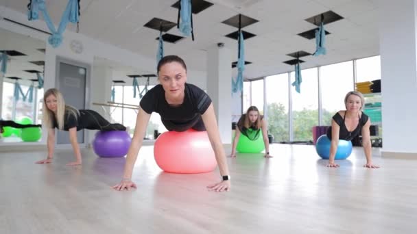 Sportif Insanlar Egzersizleri Gerçekleştiren Avrupalı Bir Eğitmenin Rehberliğinde Bir Yoga — Stok video