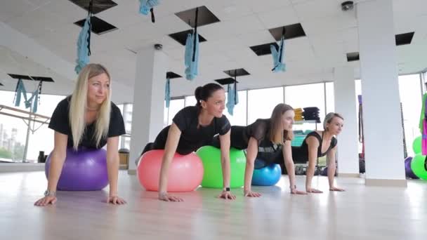 Mulheres Exercitam Equilibrando Seus Corpos Uma Bola Fitness Grupo Ativo — Vídeo de Stock