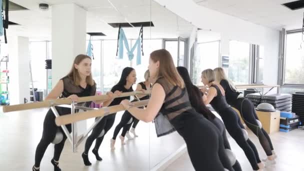 Grupo Mulheres Faz Ginástica Perto Espelho Estilo Vida Saudável Conceito — Vídeo de Stock
