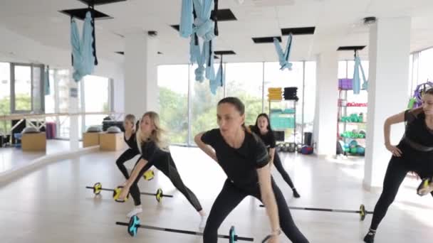 漂亮的女运动员在健身俱乐部工作 为妇女进行集体力量训练 保持健康 健康的生活方式 — 图库视频影像