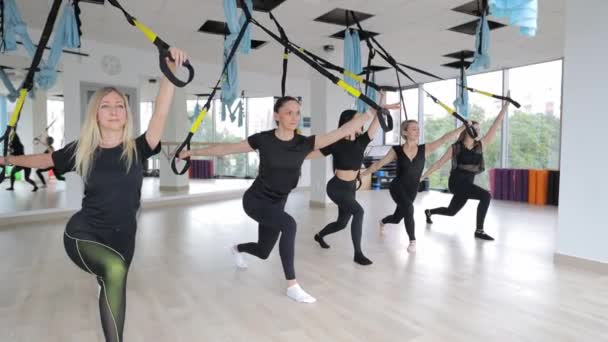 Esnek Kadınlar Vücut Esneme Hareketleri Için Spor Salonunda Salıncakta Sallanıyor — Stok video