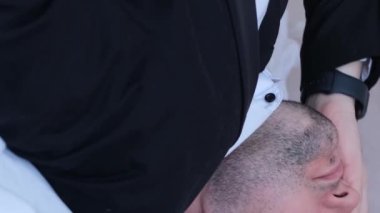 Bir ofis çalışanının partiden sonra başı ağrır. Akşamdan kalma belirtileri. Alkol zehirlenmesi. Dikey video.