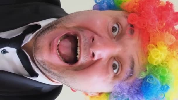 Ένας Τρελός Περούκα Είναι Χαρούμενος Και Φωνάζει Στην Κάμερα Ένας — Αρχείο Βίντεο