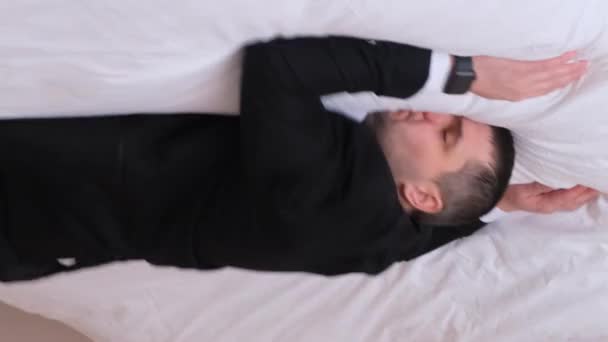 Eine Müde Büroangestellte Legt Sich Ins Bett Ein Erschöpfter Mann — Stockvideo