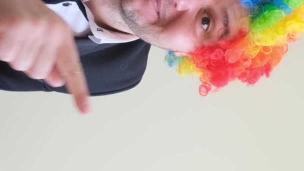 Mężczyzna Komik Kolorowe Peruki Wskazując Palcem Bok Miejsce Reklamę Bal — Wideo stockowe