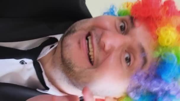 Szalony Facet Kolorowych Perukach Tańczący Śmiejący Się Patrząc Kamerę Pionowe — Wideo stockowe