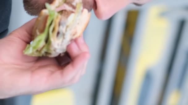 Close Dari Pekerja Kantor Lapar Makan Burger Taman Depan Kamera — Stok Video