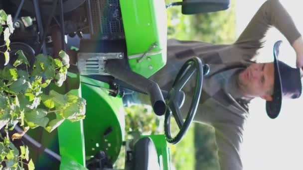 Boldog Farmer Táncol Mező Közelében Mini Traktor Szabadban Gyümölcsöskertben Agronómus — Stock videók