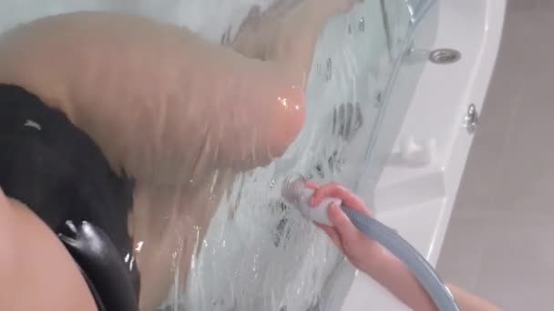 Zrelaksowana Młoda Blondynka Mająca Masaż Wodny Salonie Spa Procedury Zdrowotne — Wideo stockowe