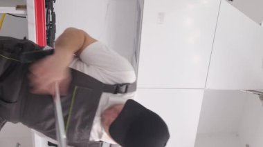 Bir evin inşaatı sırasında gitar gibi bir enstrüman kullanılarak yenileniyor. Bir çocuk bir evi yenilerken şarkı söylüyor. Tamir ve bitirme işleri. Dikey video