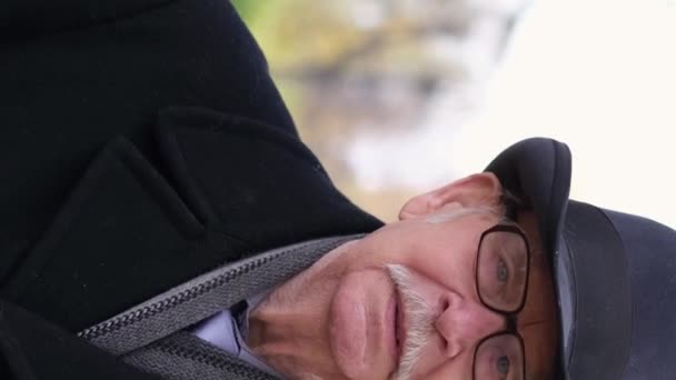 모자에 종류의 할아버지는 공원에서 카메라를 건강한 노인들 비디오 — 비디오