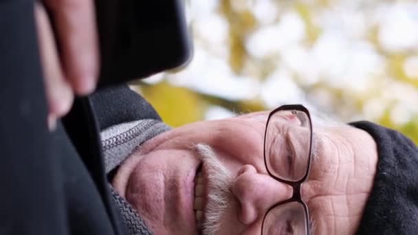 Portret Van Een Oude Man Met Een Bril Achtergrond Van — Stockvideo