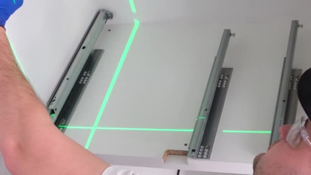 Mężczyzna Używający Lasera Zainstalowania Szuflady Szafce Kuchennej Koncepcja Renowacji Mieszkania — Wideo stockowe