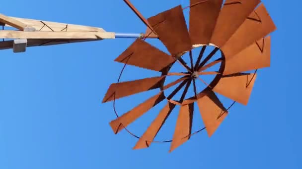 Krásná Barva Oblohy Dřevěný Větrný Mlýn Využití Větrné Energie Pro — Stock video