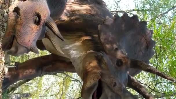 Straszne Dziwne Dinozaury Drapieżne Dinozaury Stoją Środku Lasu Polują Zdobycz — Wideo stockowe