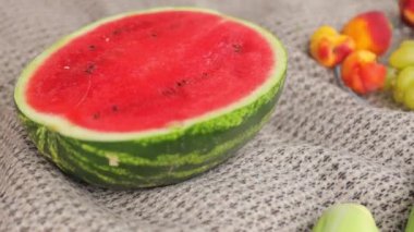Piknikte kesilmiş sulu olgun karpuz. Açık hava eğlencesi. Lezzetli meyveler.