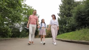 Ebeveynler küçük tatlı kızlarını okula getirirler. Sevimli küçük kız okula döneceği için çok heyecanlı. Dersler başlıyor. Sonbaharın ilk günü.