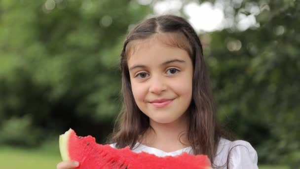 Glückliche Familien Mit Kindern Picknicken Grünen Park Und Essen Süße — Stockvideo