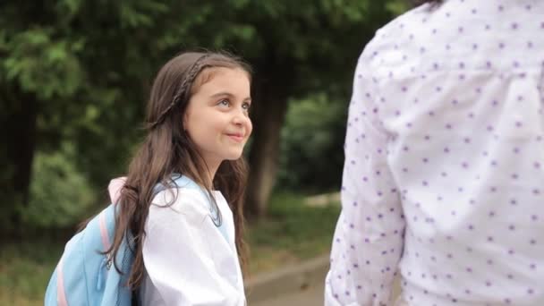 Een Gelukkig Meisje Gaat Naar School Met Een Rugzak Houdt Rechtenvrije Stockvideo