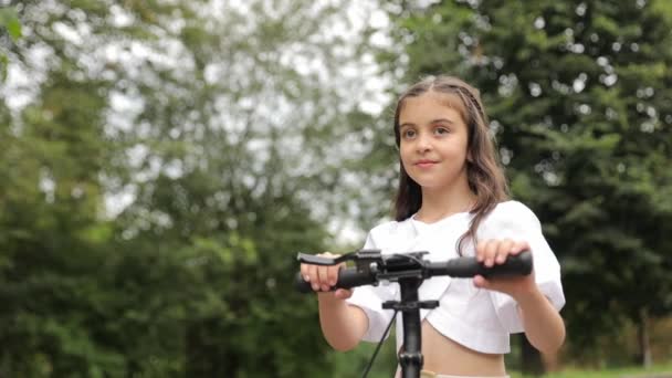 Ein Kleines Mädchen Lernt Gerade Einen Elektroroller Fahren Rollerfahren Einem — Stockvideo