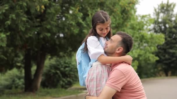 Uma Menina Com Pai Caminho Escola Cuidar Pai Amoroso Segurando — Vídeo de Stock