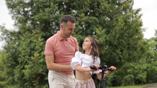 Milující Otec Pomáhá Své Dceři Jezdit Skútru Trénink Elektrickém Skútru — Stock video