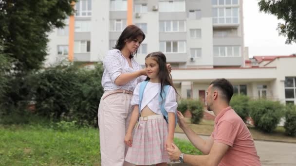Ebeveynler Küçük Kızlarını Eve Okula Götürüyorlar Sevgi Dolu Ebeveynler Küçük — Stok video