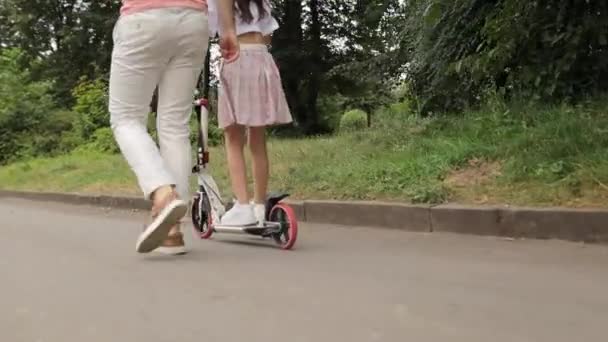 Papa Bringt Seiner Tochter Das Fahren Eines Elektrorollers Bei Rollerfahren — Stockvideo