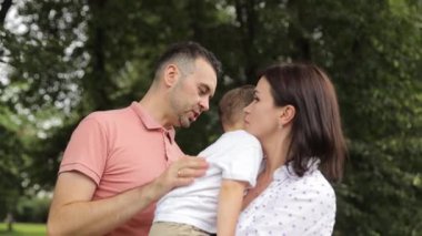 Çocuk ağlıyor, anne ve babası, onu kollarına alıp teselli ediyorlar. Ailedeki oğluna olan sevgin.