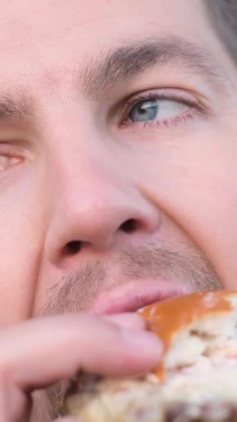 Zbliżenie Biznesmena Jedzącego Hamburgera Podczas Przerwy Obiadowej Szkodliwe Jedzenie Ulicy — Wideo stockowe