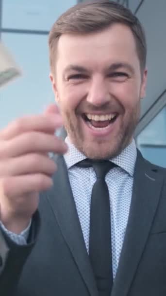 一个有钱的人在相机前打散钞票 微笑着 商业和金融概念 富人是快乐的 垂直录像 — 图库视频影像