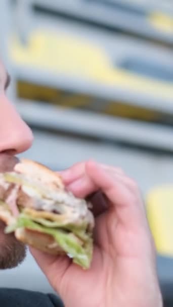 Zbliżenie Głodnego Pracownika Biurowego Jedzącego Hamburgera Parku Przed Kamerą Jedzenie — Wideo stockowe