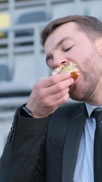 Mladý Americký Kancelářský Pracovník Obědvá Venku Zatímco Sedí Lavičce Kancelářské — Stock video