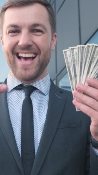 Empresário Feliz Mostra Ganhou Dinheiro Homem Sorte Tem Dólares Nas — Vídeo de Stock
