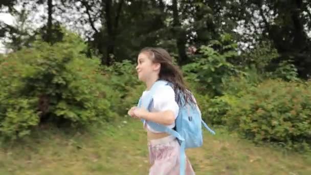 Selbstbewusstes Kleines Mädchen Mit Rucksack Das Morgens Zur Schule Läuft — Stockvideo