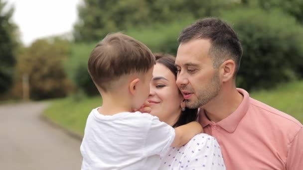 Gelukkige Ouders Mama Papa Houden Hun Zoon Hun Armen Terwijl — Stockvideo