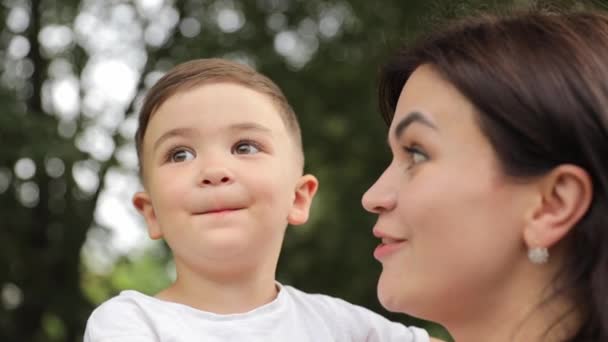 Oğlunu Kollarına Alan Mutlu Bir Anne Ailedeki Oğluna Olan Sevgin — Stok video