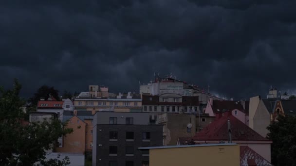 Fırtınalar Akşam Şehri Üzerindeki Şimşekler Bir Şimşek Çakması Gece Gökyüzünde — Stok video
