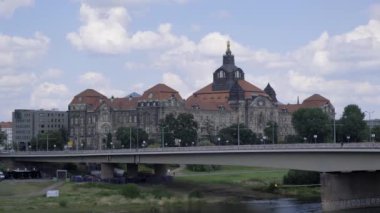 Almanya 'nın güzel şehri Dresden' in zamanı. Elbe Nehri üzerindeki köprü. Avrupa.