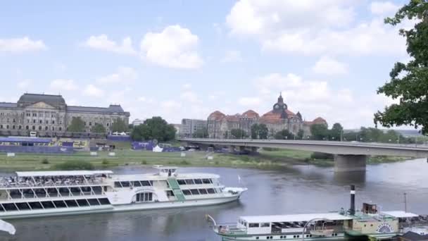 エルベ川 ドレスデン ドイツの船舶とボート — ストック動画