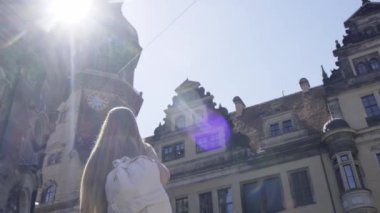 Güzel bir turist kız sırt çantasıyla Almanya 'nın Dresden kentinde yürüyor. Almanya 'nın güzel mimari yerleri.