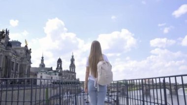 Genç bir Avrupalı kadın yazın Almanya 'nın Dresden kentine seyahat ediyor. Eski şehrin güzel sokakları.