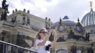 Almanya 'da turizm. Genç ve güzel bir kadın Almanya 'nın Dresden şehrini ziyaret ediyor..