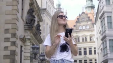 Sırt çantalı bir turist kız Almanya 'daki Dresden manzarasına bakıyor. Almanya 'da turizm.